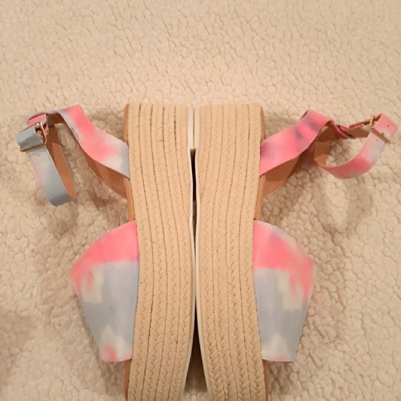 Pink and Blue Tie Dye Wedges! 😍😍 NIB - Picture 3 of 3